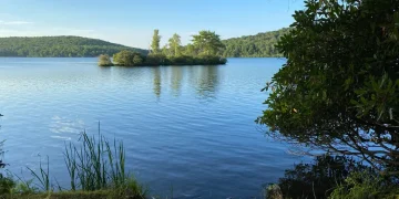 Lake Harmony: The Pocono Jewel That Shimmers Year-Round